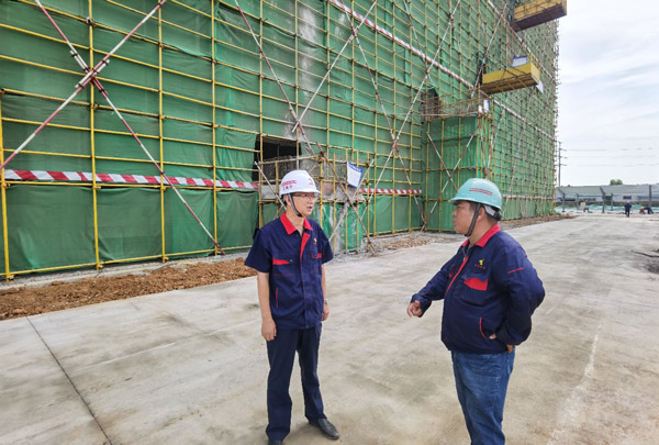 公司黨委書(shū)記走訪慰問(wèn)一線職工 公司黨委書(shū)記走訪慰問(wèn)一線職工