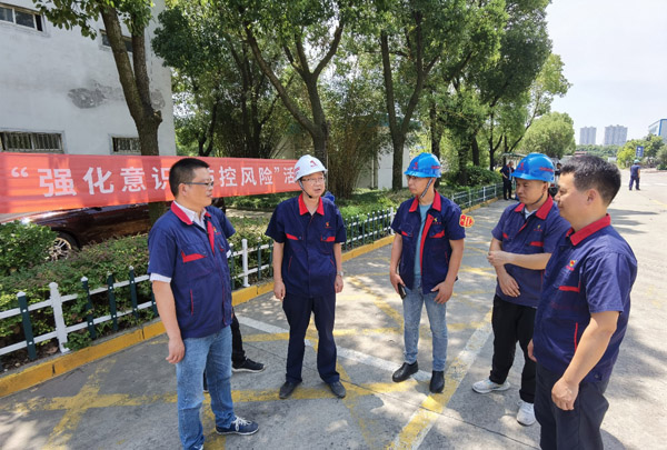 公司黨委書(shū)記走訪慰問(wèn)一線職工 公司黨委書(shū)記走訪慰問(wèn)一線職工