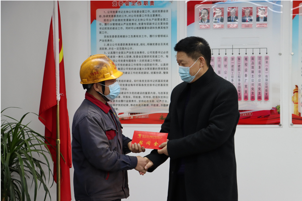 集團(tuán)公司黨委委員、副總經(jīng)理胡新付到公司走訪慰問(wèn)