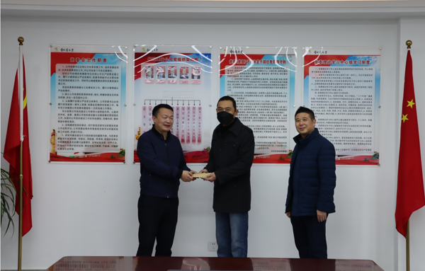 集團(tuán)公司黨委委員、副總經(jīng)理胡新付到公司走訪慰問(wèn)