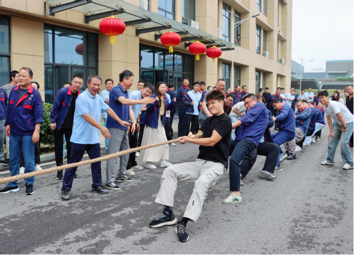 公司舉辦國(guó)慶“安裝杯”職工拔河比賽